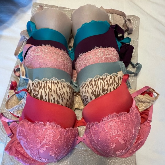 Victoria’s Secret Lace and Satin Bra Set - 34DD 8 total - Picture 1 of 1